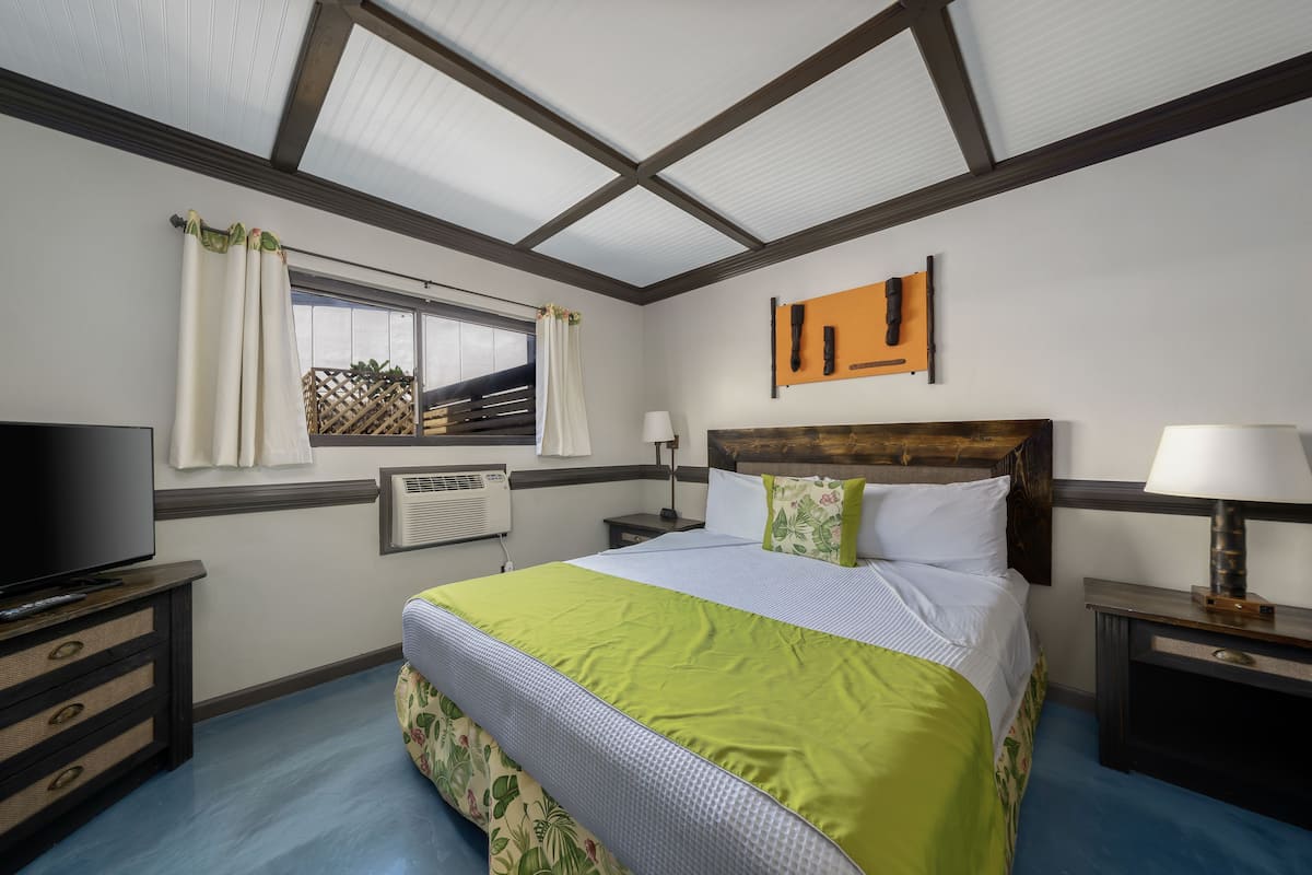 Tiki King Suite